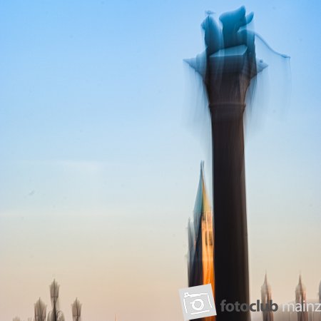 Löwe in der Luft